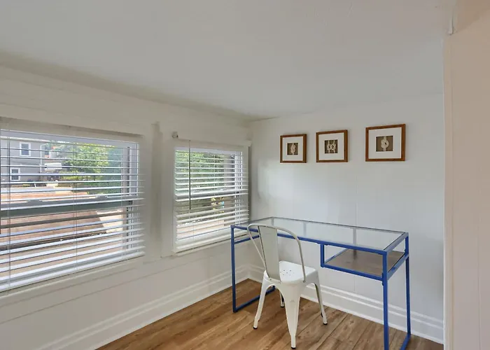 Privatunterkunft Dormont, Potomac 2a Spacious And Modern Private Bedroom With Shared Bathroom